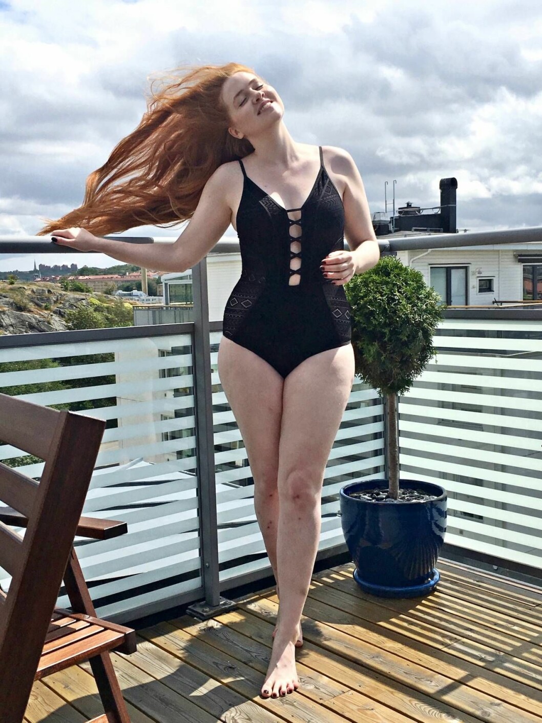 För första gången i vuxen ålder släpper Charlotte Olsson sitt kontrollbehov och låter sig fotograferas i baddräkt precis som hon är skapt. Foto: privat Charlotte Olsson i baddräkt med vind i håret.