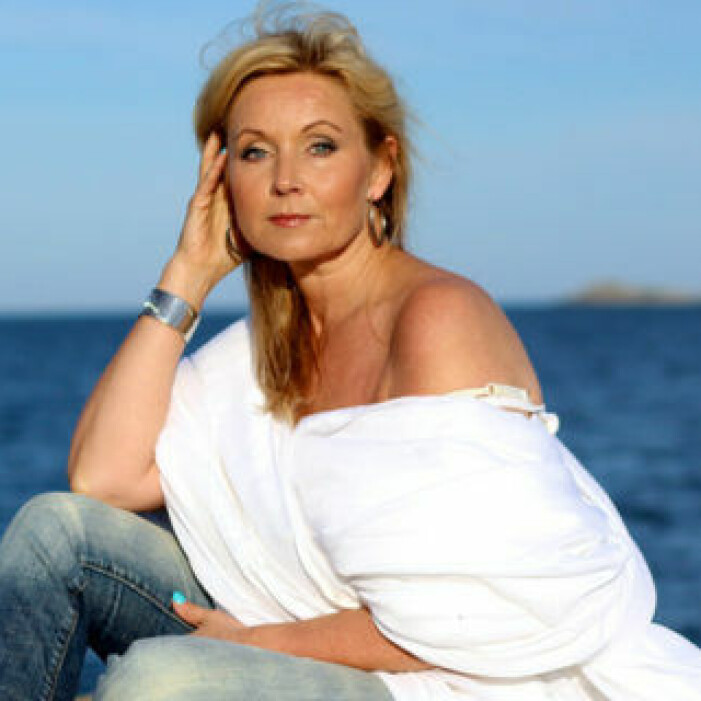 ”Sitt inte hemma och mögla, ge dig ut och gläd andra med din röst ” var logopedens råd till mig, berättar Susanne Fellbrink. Susanne Fellbring i vit klänning vid havet.