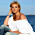 Susanne Fellbring i vit klänning vid havet.