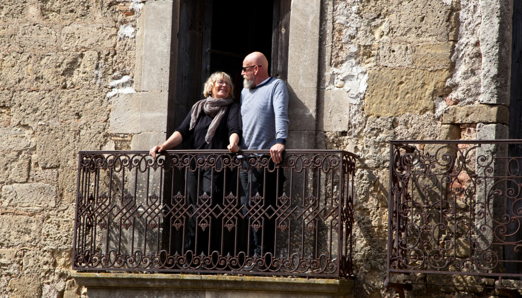 Lena och Håkan köpte ett slott i Frankrike. Här står de på balkongen.