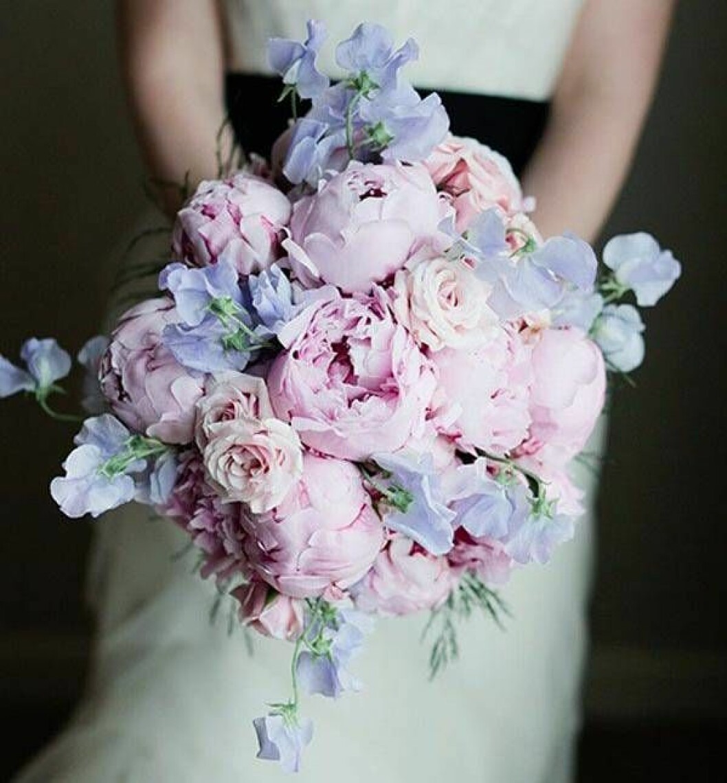 Foto via: <a href="http://j-ai-dit-oui.com/photos-de-bouquets-de-pivoines/photos-de-bouquets-de-pivoines-roses-pales/" target="_blank" rel="noopener">J’ai dit oui</a> Tillsammans med ljuslila blommor blir den rosa pionbuketten en riktig pastelldröm.