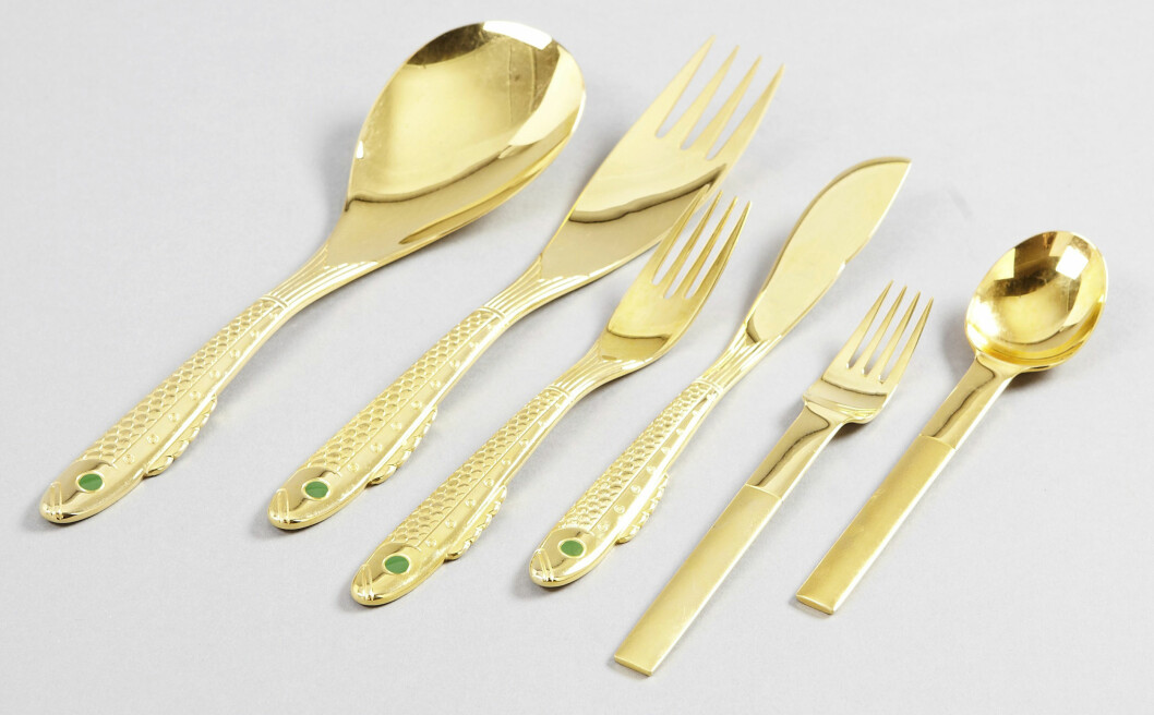 Gott och blandat ur Nobelservisen från 1991 av Gunnar Cyrén. Några udda bestick, fiskbestick för åtta, dessertbestick för tio och ett par större uppläggningsbestick värderades till omkring 3000 kr på Stockholms Auktionsverk. Sex udda bestick ur Nobeservisen från 1991 av Gunnar Cyrén.