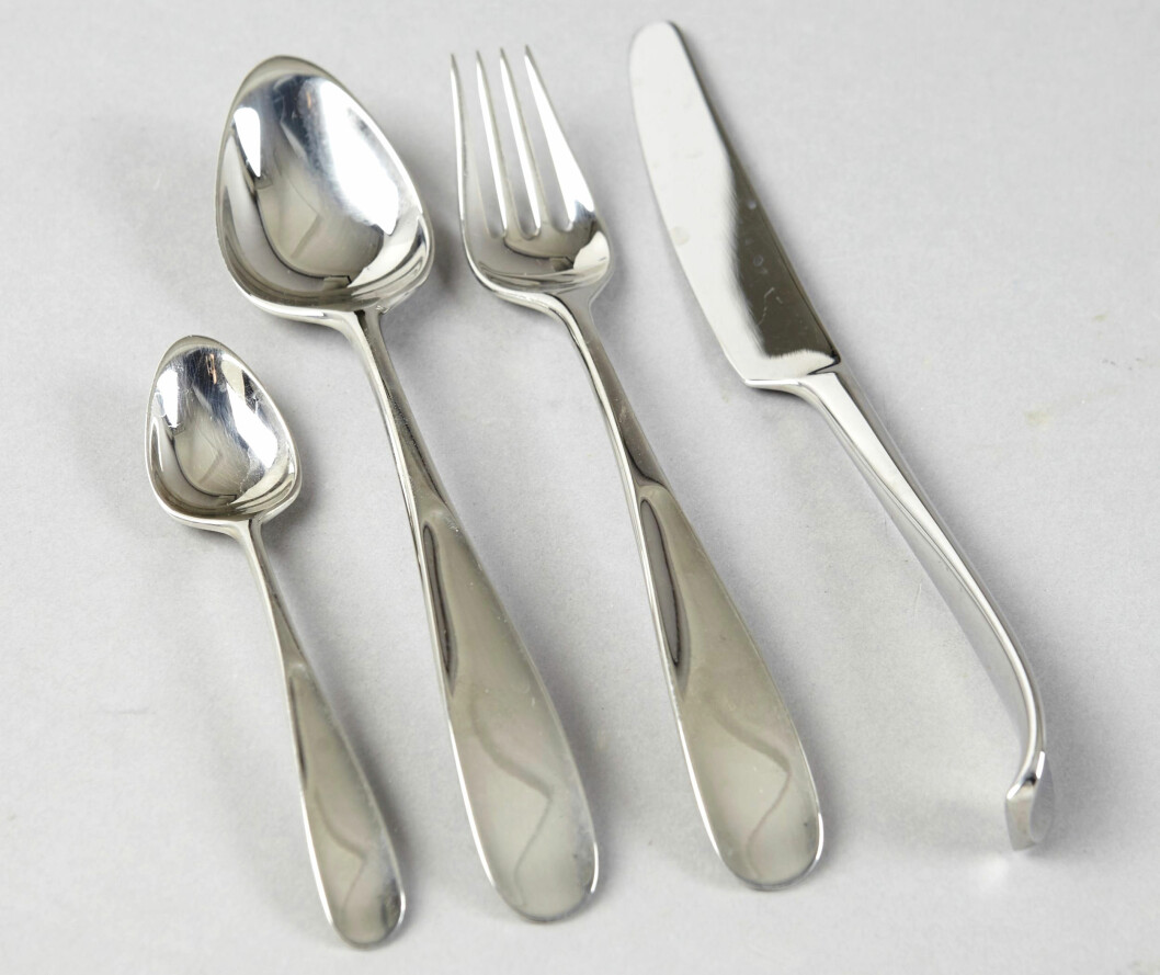 Visst är det en härlig böljande form på besticket <span class=" italic" data-lab-italic_desktop="italic">Vivianne</span>. Formgivaren är Torun Bülow-Hübe som var verksam på Georg Jensen från 1967 och framåt. Stockholms Auktionsverk hade fått in åtta gafflar, knivar och skedar samt två teskedar och värderade detta till 1500 kronor. Tesked, matsked, gaffel och kniv i silver i serien Vivianne av Torun Bülow-Hübe.