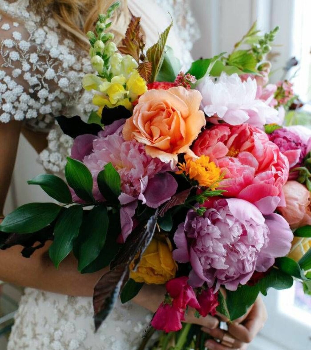 Foto: <a href="http://www.ravenandtherose.com.au/" target="_blank" rel="noopener">Raven and the rose</a> Mixa pioner, rosor och dina andra favoritblommor i olika kulörer för ett färgsprakande resultat.
