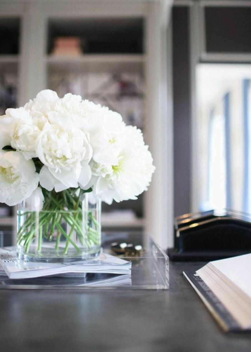 Foto via: <a href="https://kellybernierdesigns.com/tag/flowers/" target="_blank" rel="noopener">Kelly Bernier designs</a> Ett fång vita pioner är egentligen allt som behövs.