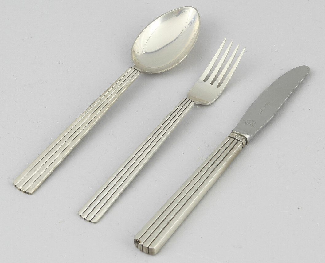Silverbesticket <span class=" italic" data-lab-italic_desktop="italic">Bernadotte</span>, formgivet av Sigvard Bernadotte för Georg Jensen i slutet av 1930-talet. På Göteborgs Auktionsverk har man sett ett ungefärligt pris på 8000 kronor för tolv knivar, tio gafflar och åtta skedar. Sked, gaffel och kniv i silver i serien Bernadotte.