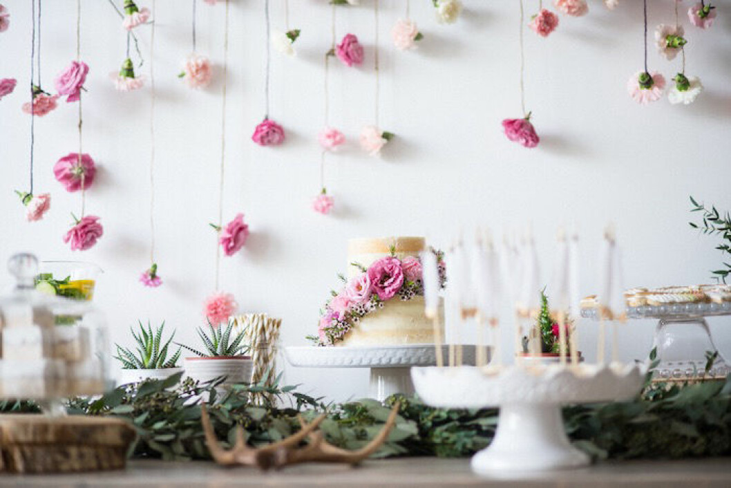 Foto via: <a href="http://karaspartyideas.com/2016/07/boho-bubbly-baby-shower.html" target="_blank" rel="noopener">Kara’s party ideas</a> babyshower blommor