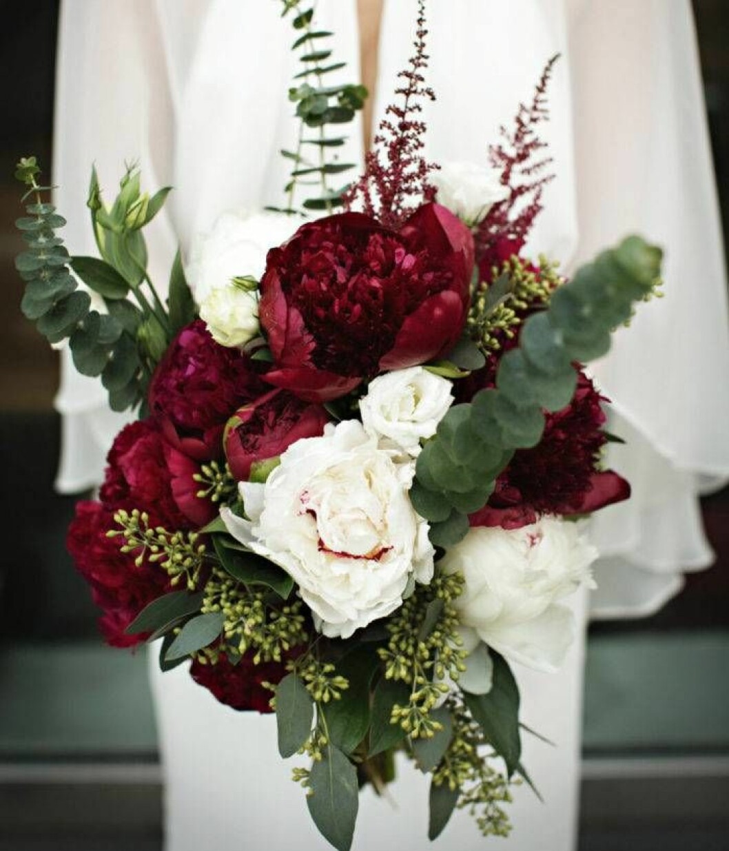 Foto via: <a href="http://www.unabodaoriginal.es/blog/donde-como-y-cuando/decoracion/marsala-color-del-ano-2015" target="_blank" rel="noopener">Una boda original</a> En blandad kompott pioner är en given bas i en spretig bukett med eukalyptus.