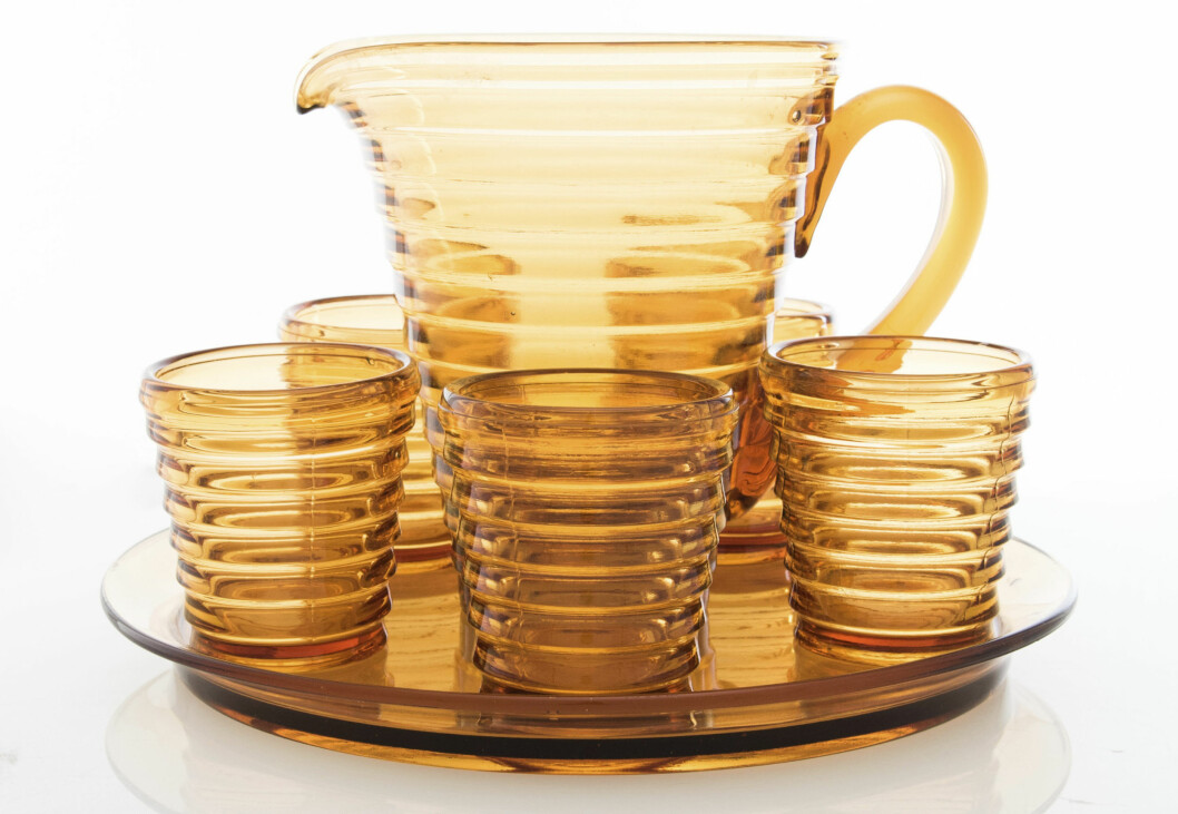 Saftservis av Aino Aalto, <span class=" italic" data-lab-italic_desktop="italic">Bölgeblick</span>. Äldre produktion i bärnstensfärgat glas, antagligen 30-tal. Klubbat pris blev 780 euro på Stockholms Auktionsverk i Helsingfors 2019. Delar av servisen finns i Iittala-produktion som Aino Aalto. Glas och tillbringare i bärstensfärgat glas i Aino Aaltos serie Bölgeblick.