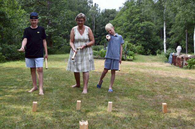 Susanne umgås mycket med barnbarnen. Kubb brukar de spela tillsammans i Susannes och maken Kenths trädgård. Susanne umgås mycket med barnbarnen. Kubb brukar de spela tillsammans i Susannes och maken Kenths trädgård.