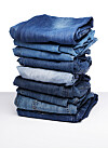 Om du inte har några egna utslitna jeans, så brukar de inte kosta många kronor i loppisbutikerna.