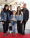 Jonas och Hanna Holmquist Karlsson med barnen Julia, Cecilia och Sofia på Gröna Lunds premiär 2018.
