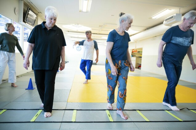 Passen inleds med uppvärmning, som bland annat går ut på att sätta fötterna på ett specifikt sätt i en repstege som ligger på marken för att öva koordinationen. Passen inleds med uppvärmning, som bland annat går ut på att sätta fötterna på ett specifikt sätt i en repstege som ligger på marken för att öva koordinationen.