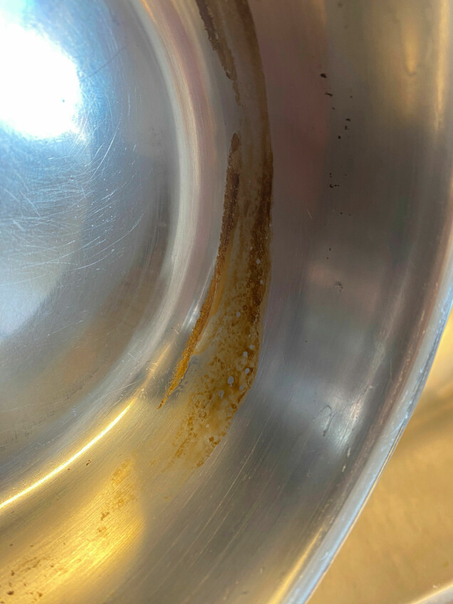 EFTER: Kastrullen ser nästan likadan ut som innan cola-disken. EFTER: Kastrullen ser nästan likadan ut som innan cola-disken.
