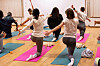 Yogan utgår från asana yoga, mjuka rörelser som ska göra det säkert för hundarna.