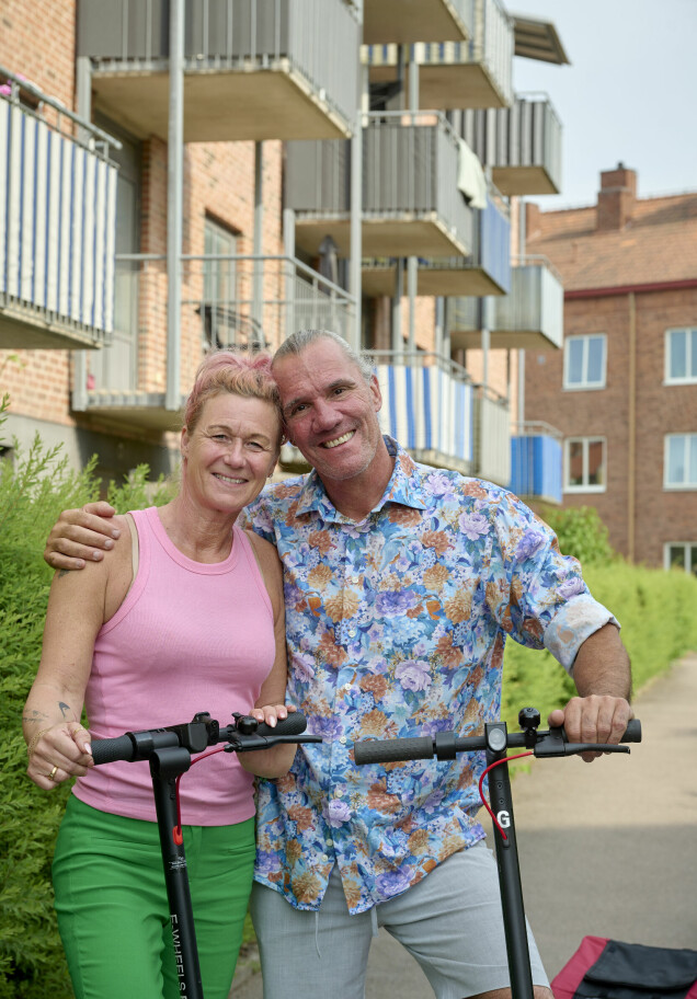 Paret har skaffat kickbikes och kan raskt ta sig in till stan. 'Det tar bara fem minuter' Paret har skaffat kickbikes och kan raskt ta sig in till stan. 'Det tar bara fem minuter'