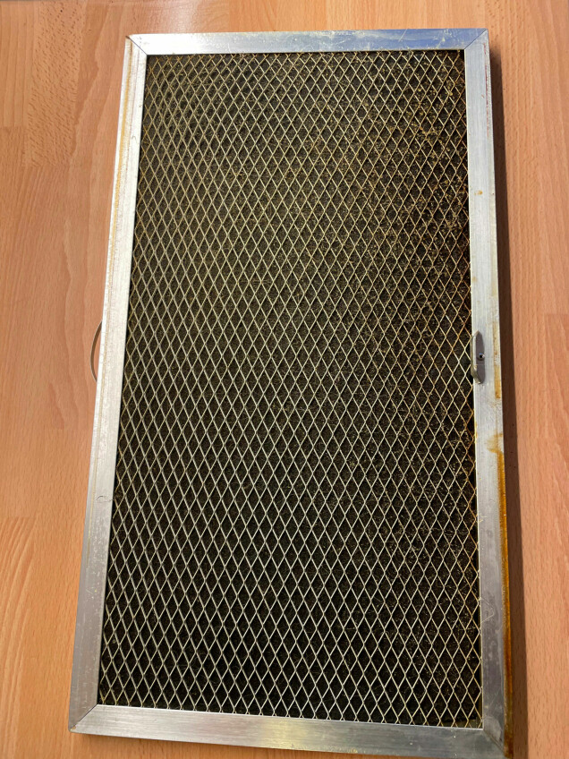 Det svarta kolfiltret var lätt att lossa för att kunna rengöra det gallerlika fettfiltret. Det svarta kolfiltret var lätt att lossa för att kunna rengöra det gallerlika fettfiltret.