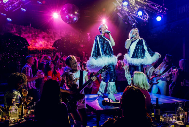 Föreställningen är en fest där publiken äter och dricker gott i sällskap av skönsjungande skådespelare. Här syns Sussie Eriksson och Anki Albertsson i Mamma Mia! The Party. Föreställningen är en fest där publiken äter och dricker gott i sällskap av skönsjungande skådespelare. Här syns Sussie Eriksson och Anki Albertsson i Mamma Mia! The Party.
