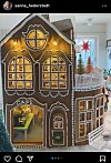 En liten del av Sannas enorma pepparkakshus hon gjorde inför julen 2023. Här inne finns bland annat ett kafé och en ostbutik.