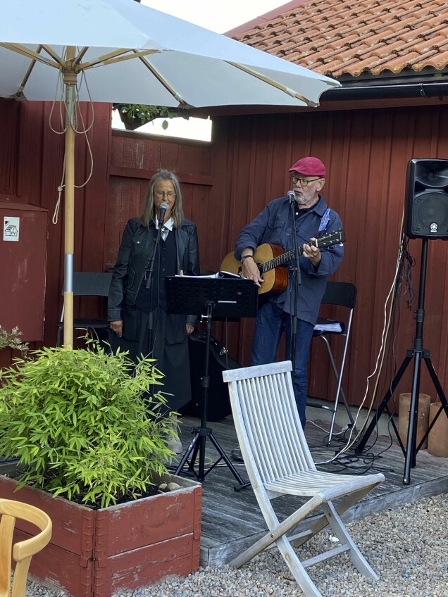 Lisbeth uppträdde mer tillsammans med andra förut, men hon trivs bäst som solo-artist. Lisbeth uppträdde mer tillsammans med andra förut, men hon trivs bäst som solo-artist.