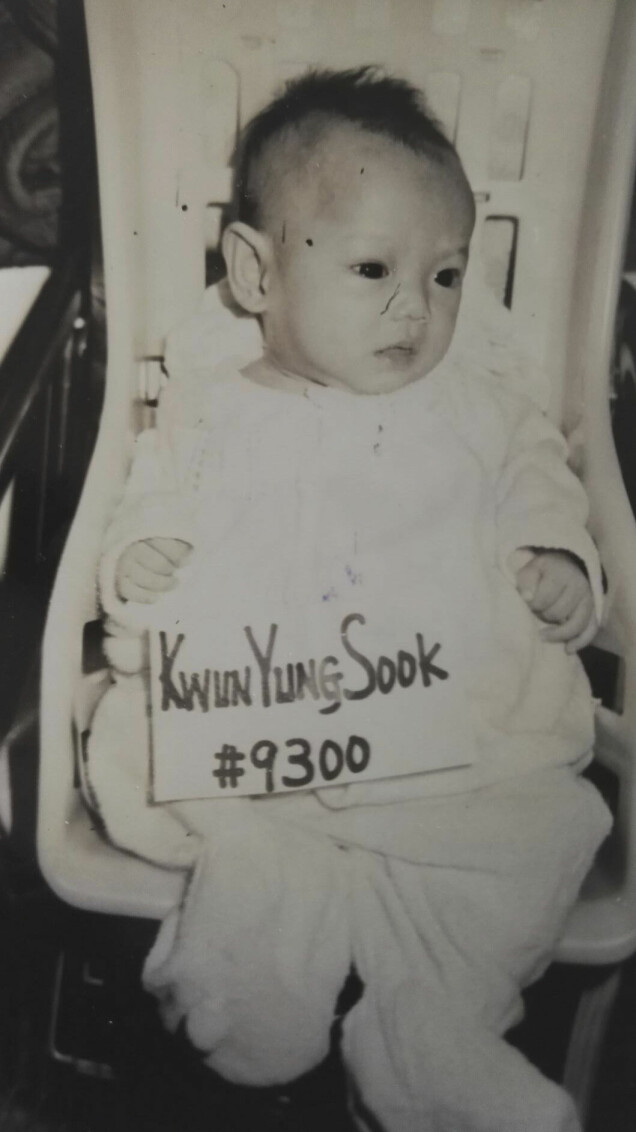 Agnes lämnades utanför ett barnhem i Sydkorea i början av 1970-talet. Agnes lämnades utanför ett barnhem i Sydkorea i början av 1970-talet.