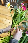 Fyll på med en blomma i taget när du binder buketten.