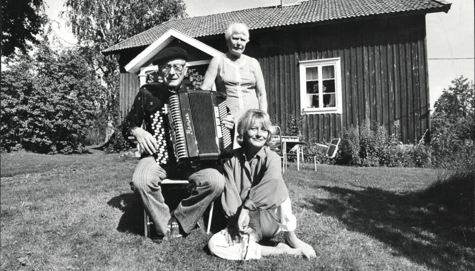 Med pappa Bengt och mamma Greta utanför deras torp i Knäberg, 1981. Med pappa Bengt och mamma Greta utanför deras torp i Knäberg, 1981.