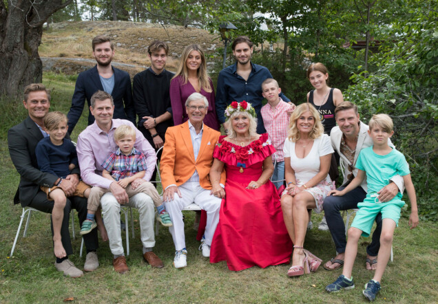 När Benjamins mormor, skådespelaren Christina Schollin, fyllde 80 år 2018 firades hon förstås rejält hemma på Norra Lagnö i Stockholms skärgård. Benjamin syns i bakre raden med kusinen Tim Wahlgren till vänster om sig. När Benjamins mormor, skådespelaren Christina Schollin, fyllde 80 år 2018 firades hon förstås rejält hemma på Norra Lagnö i Stockholms skärgård. Benjamin syns i bakre raden med kusinen Tim Wahlgren till vänster om sig.