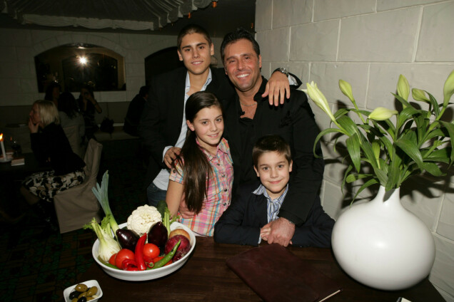 Med pappa Emilio Ingrosso och storasyskonen Oliver och Bianca 2006. Med pappa Emilio Ingrosso och storasyskonen Oliver och Bianca 2006.