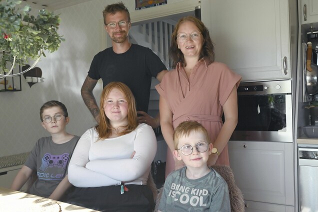 Johan, Ingela, Ossian, Felicia och Hugo får stor hjälp av Tommy och Ewa-May tack vare att de bor så nära. Johan, Ingela, Ossian, Felicia och Hugo får stor hjälp av Tommy och Ewa-May tack vare att de bor så nära.