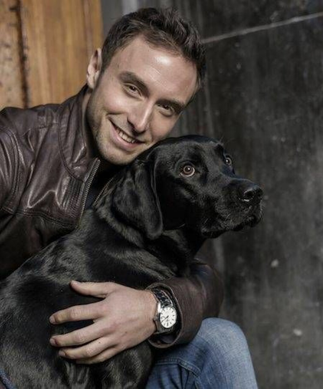 Måns går i terapi och öser all sin kärlek på sin hund Messi. Melodifestivalen 2015