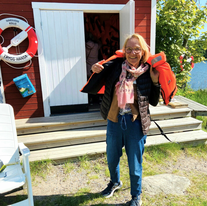 Ann vid boden där flytvästarna hänger, inför en härlig tur på de böljande vågorna. Ann vid boden där flytvästarna hänger, inför en härlig tur på de böljande vågorna.