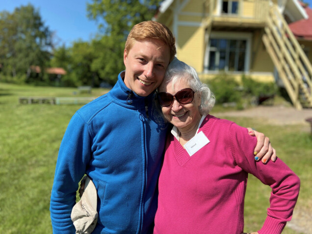 Maud kom hit tack vare barnbarnet Robin, som jobbar här. Maud kom hit tack vare barnbarnet Robin, som jobbar här.