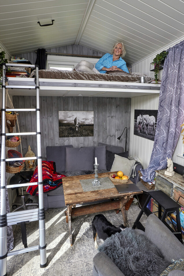 Katrin Gunnarsson bor i ett tiny house på 25 kvadratmeter i Sörby utanför Vessigebro i mellersta Halland. Katrin Gunnarsson bor i ett tiny house på 25 kvadratmeter i Sörby utanför Vessigebro i mellersta Halland.