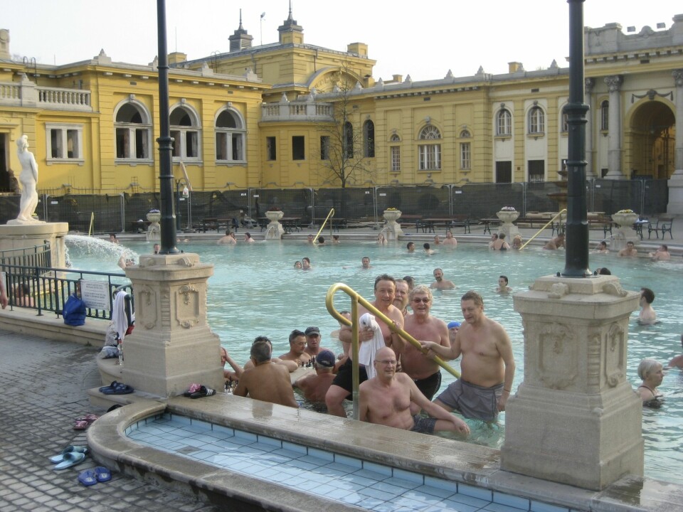Bastuklubben i en av de många poolerna vid Szechenyi-badet i Budapest. Bastuklubben i en av de många poolerna vid Szechenyi-badet i Budapest.