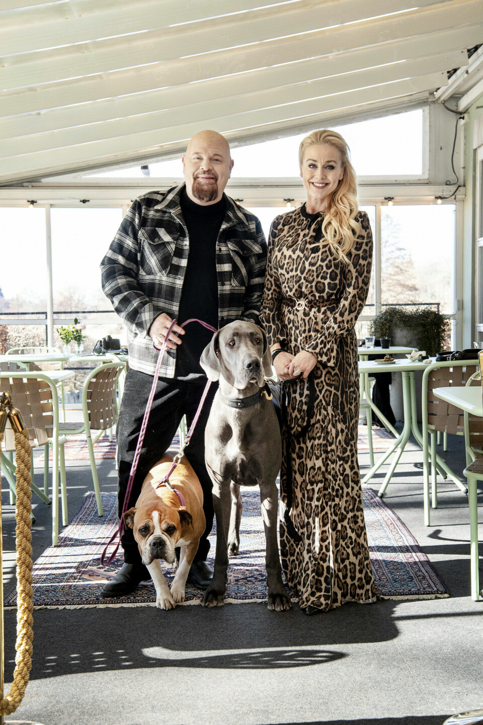”Jag gillar att överraska och kan vara väldigt romantisk”, avslöjar Anders. Här med hustrun Johanna Lind Bagge och två av parets fem fyrbenta kompisar. ”Jag gillar att överraska och kan vara väldigt romantisk”, avslöjar Anders. Här med hustrun Johanna Lind Bagge och två av parets fem fyrbenta kompisar.
