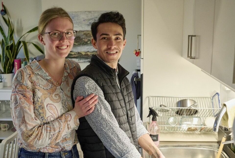 Hanna Holmqvist bodde tidigare granne sin sambo Norooz, när kärlek uppstod. Hanna Holmqvist bodde tidigare granne sin sambo Norooz, när kärlek uppstod.