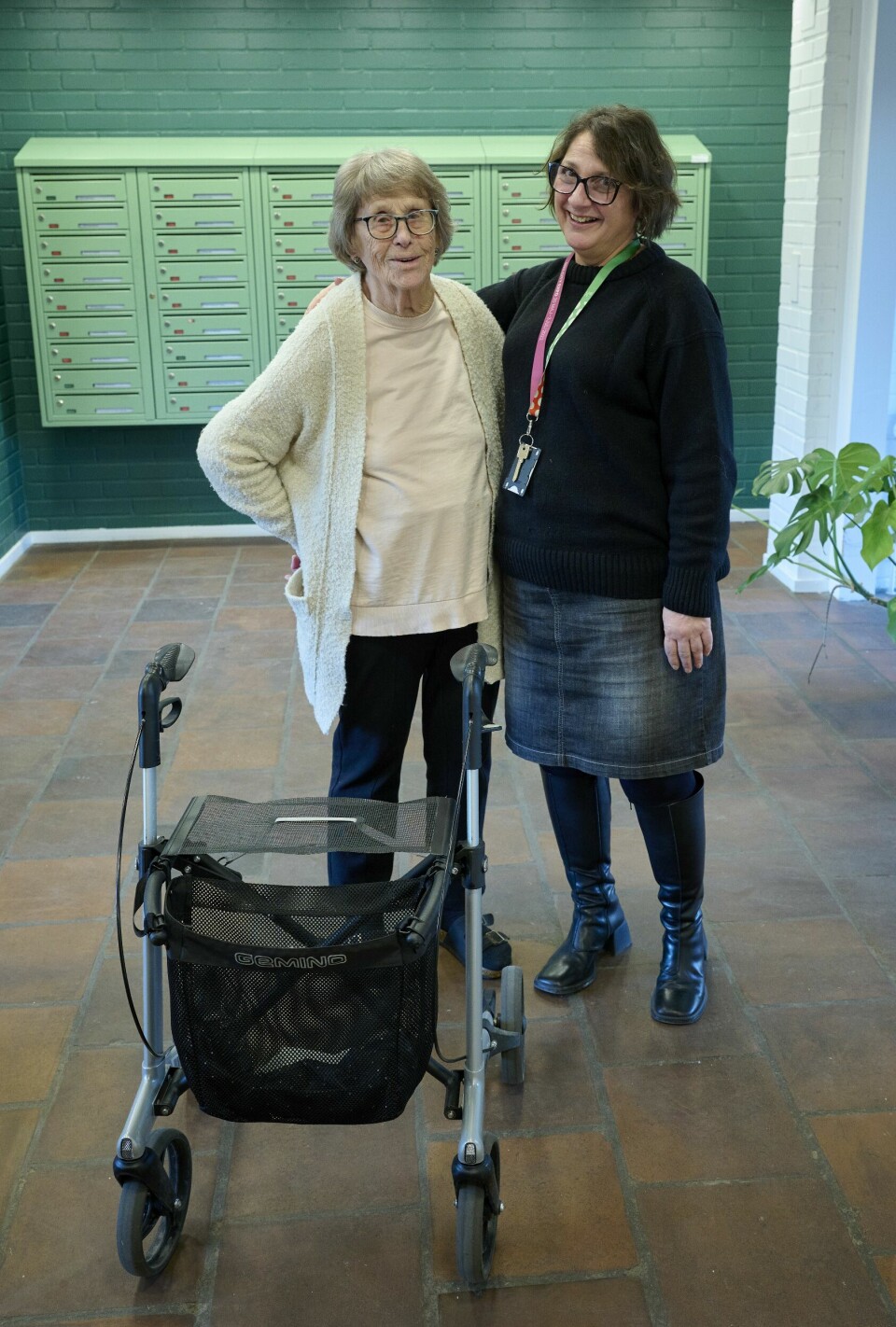 Dragana Curovic, bosocial projektledare på Helsingborgshem, med Sällbos äldsta hyresgäst, 94-åriga Britta Liljenström. Dragana Curovic, bosocial projektledare på Helsingborgshem, med Sällbos äldsta hyresgäst, 94-åriga Britta Liljenström.