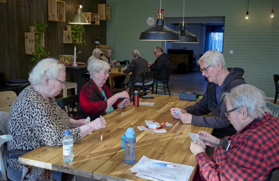 Anne Kristina Lilje, Ann Wijkander, Stig Lantz och Torbjörn Björk spelar canasta i samlings-salen. Anne Kristina Lilje, Ann Wijkander, Stig Lantz och Torbjörn Björk spelar canasta i samlings-salen.
