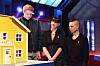 Programledaren Mauri Hermundsson med deltagarna Eva Svartkrut och Emma Farm i TV4-programmet Lego masters Sverige 2020.
