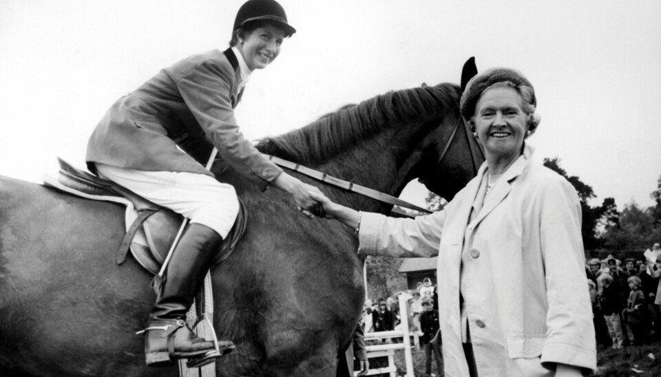 Prinsessan Sibylla gratulerar Ulla Håkanson. Året var 1966. Prinsessan Sibylla gratulerar Ulla Håkanson. Året var 1966.