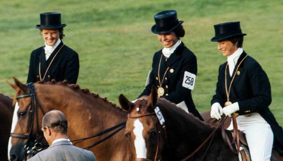Det svenska laget i dressyr, Maud von Rosen, Ninna Swaab och Ulla Håkanson, med sina bronsmedaljer runt halsen vid OS i München 1972. Det svenska laget i dressyr, Maud von Rosen, Ninna Swaab och Ulla Håkanson, med sina bronsmedaljer runt halsen vid OS i München 1972.
