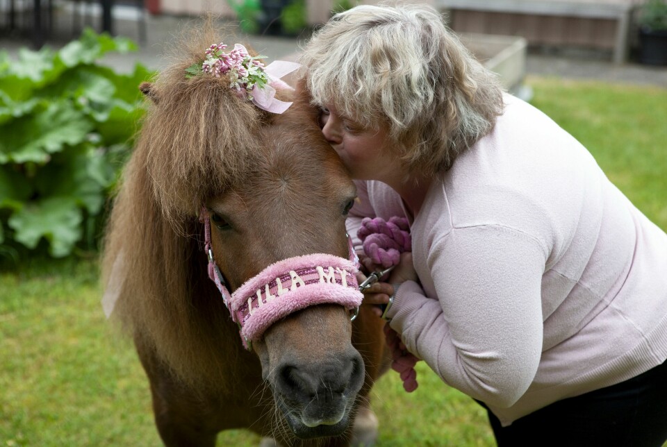 Lilla My får en puss av Cecilia Karlsson från LSS-boendet Fogdevägen. Lilla My får en puss av Cecilia Karlsson från LSS-boendet Fogdevägen.