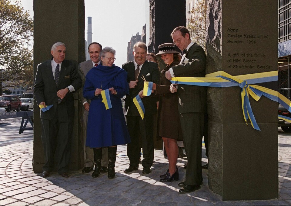 Ahlander har bland annat arbetat som ambassadsekreterare i Nairobi och generalkonsul i Leningrad vid Sovjetunionens fall. Mellan 1992 och 1999 var han generalkonsul i New York och syns här inviga Raoul Wallenberg-monumentet tillsammans med kronprinsessan Victoria. Ahlander har bland annat arbetat som ambassadsekreterare i Nairobi och generalkonsul i Leningrad vid Sovjetunionens fall. Mellan 1992 och 1999 var han generalkonsul i New York och syns här inviga Raoul Wallenberg-monumentet tillsammans med kronprinsessan Victoria.