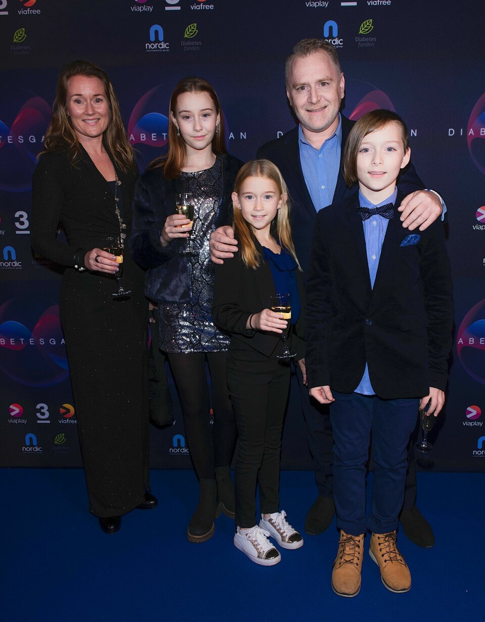 Trots skilsmässan 2010 har Dermot och Diana fortsatt vara vänner. Här är hela familjen samlad under Diabetesgalan 2018. Trots skilsmässan 2010 har Dermot och Diana fortsatt vara vänner. Här är hela familjen samlad under Diabetesgalan 2018.