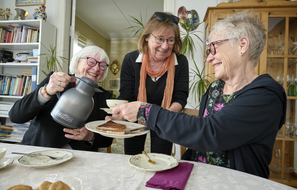 Kafferep hemma i Ames föräldrahem i Mölle där väninnorna fikade en utsökt kolatårta. Från vänster: Ingrid Berg, Ame Karlsson och Christel Övergaard. Kafferep hemma i Ames föräldrahem i Mölle där väninnorna fikade en utsökt kolatårta. Från vänster: Ingrid Berg, Ame Karlsson och Christel Övergaard.