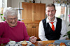 Gunilla och Bengt är glada att återse varandra efter Gunillas sjukhusvistelse.