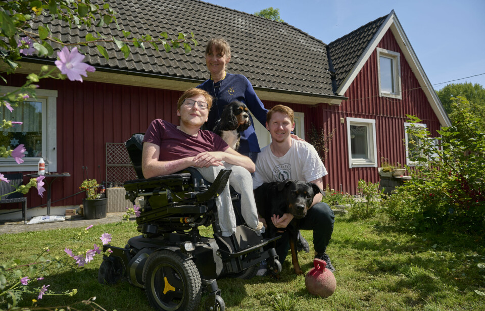 Lena bor med sina två söner Jonathan och Mattias i byn Brönnestad söder om Hässleholm. Lena bor med sina två söner Jonathan och Mattias i byn Brönnestad söder om Hässleholm.