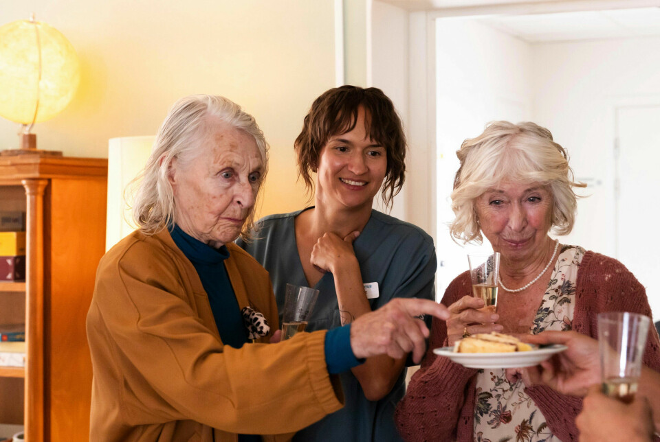 Filmen visar också gemenskapen på boendet. Filmen visar också gemenskapen på boendet.