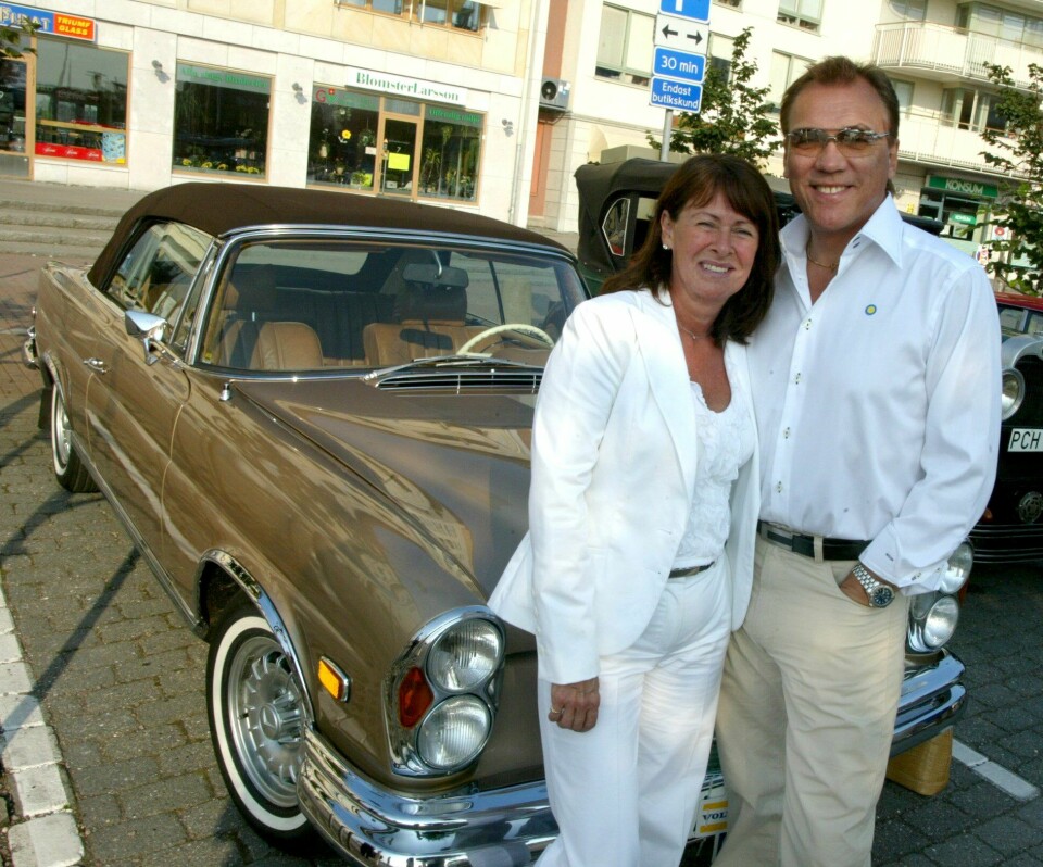 Christer med frun Birgitta framför en Mercedes från 1969 i samband med Svenska Kungsrallyt 2002. Christer med frun Birgitta framför en Mercedes från 1969 i samband med Svenska Kungsrallyt 2002.